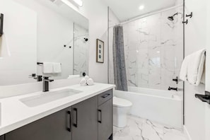Dusche, Haartrockner, Handtücher