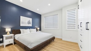 3 habitaciones, escritorio y tabla de planchar con plancha 