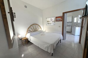 1 bedroom, travel crib