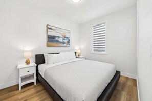 3 chambres, bureau, fer et planche à repasser, lit de bébé portatif