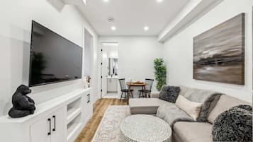 Een televisie en een kantoor