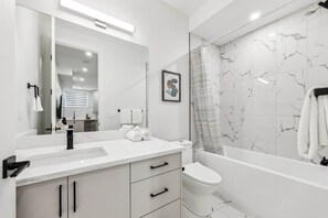 Shower, hair dryer, towels, shampoo - Rare Find-Dual Suites, 3 Kings & Prime Location (Calgary)