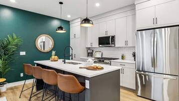 Een koelkast, een magnetron, een oven, een kookplaat