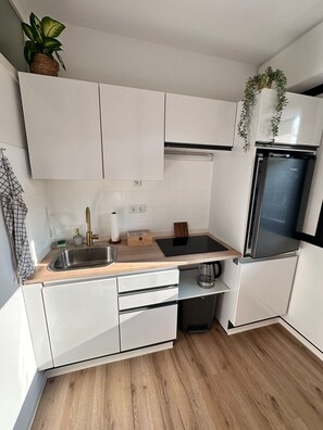 Een koelkast, een microgolfoven, een oven, een kookplaat