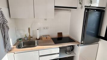 Frigorífico, microondas, horno y placa de cocina