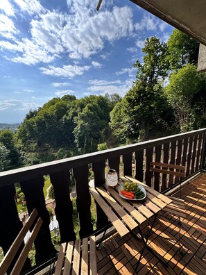 Outdoor dining - Apartment 'Schmuckkästle' with Mountain View, Shared Garden and Wi-Fi (Sasbachwalden)
