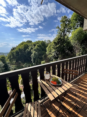 Outdoor dining. Apartment 'Schmuckkästle' with Mountain View, Shared Garden and Wi-Fi