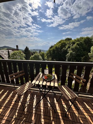 Outdoor dining - Apartment 'Schmuckkästle' with Mountain View, Shared Garden and Wi-Fi (Sasbachwalden)