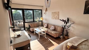 Una televisión, una mesa de tenis de mesa