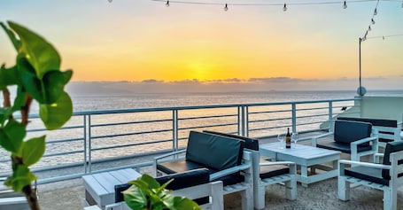 Terrace/patio. Discover a charming B&B in São Filipe with Wi-Fi, AC, and stunning ocean views!