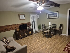 Smart TV - Serene barn house with cattle in Wallis, TX - Perfect for a peaceful getaway (Wallis)