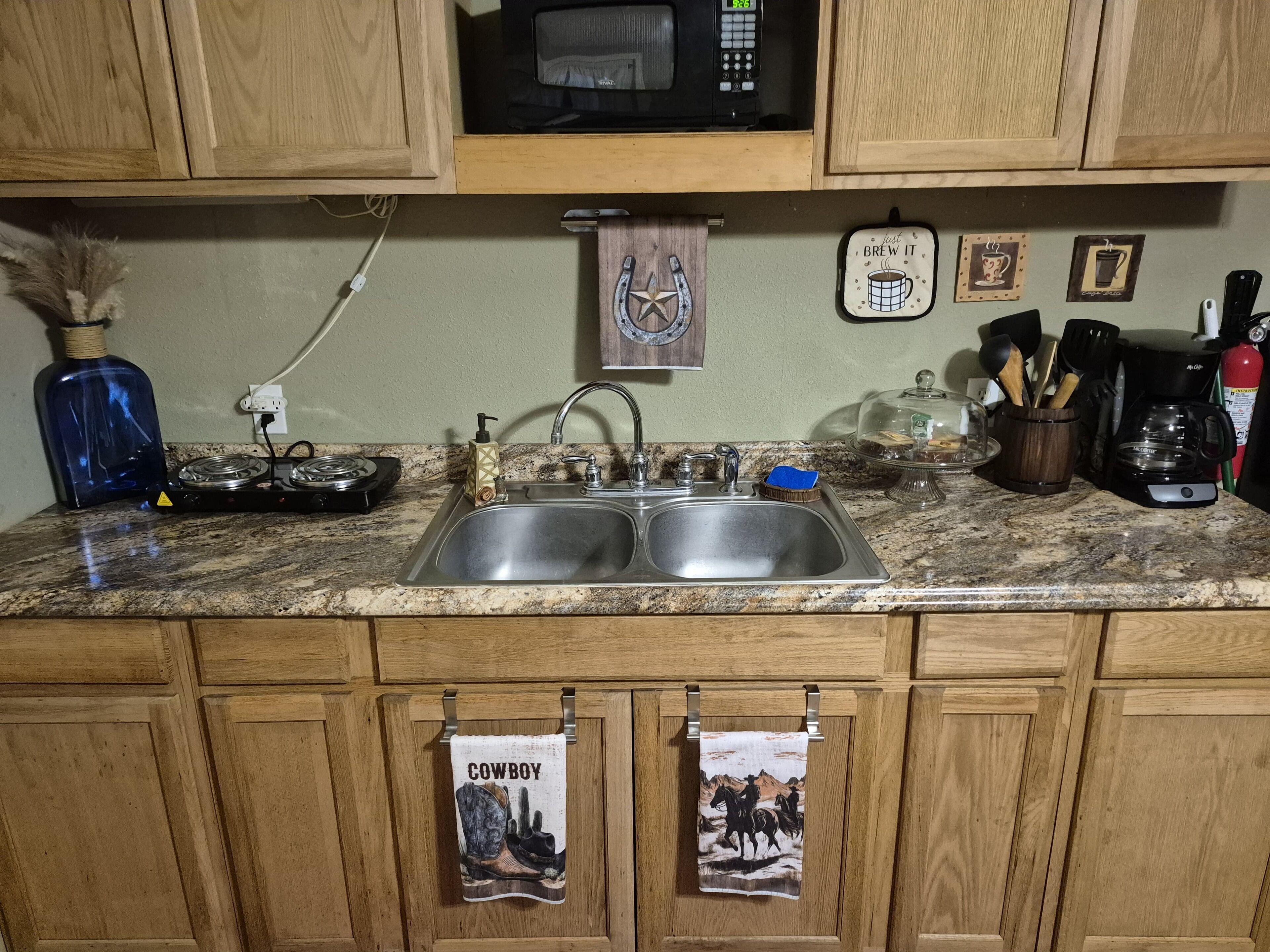 Kühlschrank, Mikrowelle, Herdplatte, Wasserkocher mit Kaffee-/Teezubehör