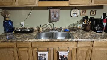 Kylskåp, mikrovågsugn, spishäll och kaffe- och tebryggare