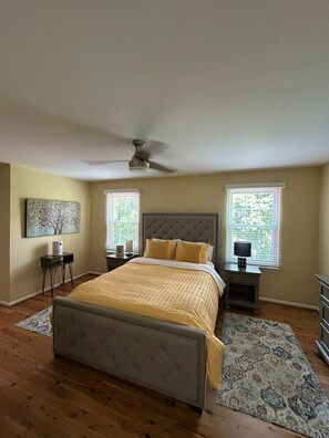 2 bedrooms, iron/ironing board, WiFi, bed sheets - Charming 2 levels guest unit in a house in amazing lake ridge area. (Woodbridge)