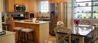Charming 2 levels guest unit in a house in amazing lake ridge area.