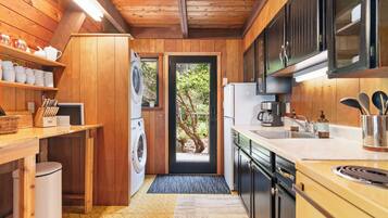 Fridge, oven, stovetop, coffee/tea maker