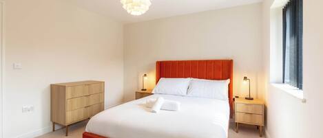 3 chambres, fer et planche à repasser, lit de bébé portatif