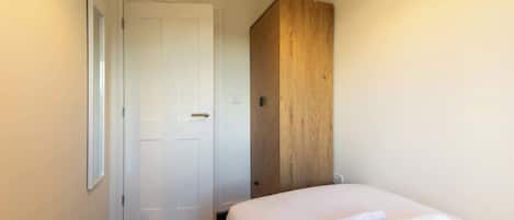 3 bedrooms, iron/ironing board, travel crib, internet