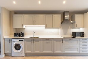 Refrigerador, microondas, horno, placa de cocina