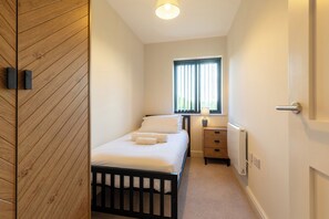 3 habitaciones, tabla de planchar con plancha y cuna de viaje