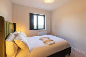 A bedroom with a bed, pillows, a window, and a radiator. - Newly Refurbished Home, Short Drive to Bath Centre (Bath and North East Somerset)