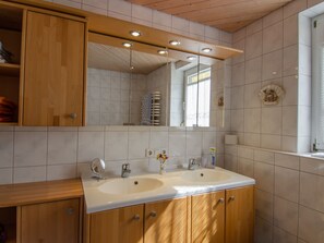 Bruser, hårtørrer, håndklæder