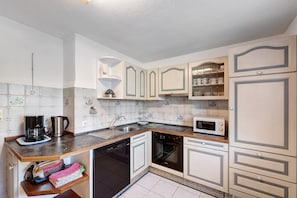 Coffee/tea maker, fridge, microwave, oven - Apartment 'Harter' with Shared Terrace, Shared Garden and Wi-Fi (Wolfach)