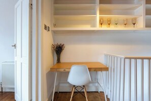 Interior - Quaint 1BD Victorian Flat in Iconic Neighbourhood (Greater London)