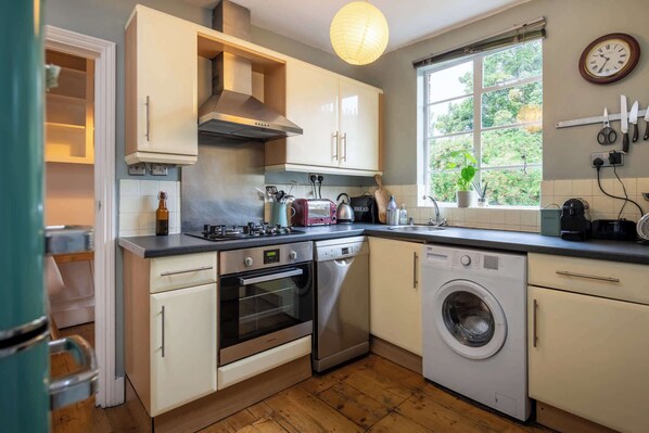 Fridge, oven, stovetop, dishwasher