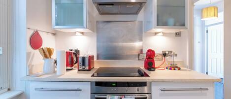 Refrigerador, microondas, horno y parrilla de estufa