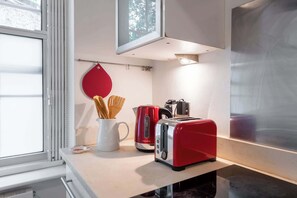 Réfrigérateur, micro-ondes, four, plaque de cuisson