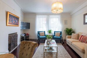 Télévision, cheminée, livres