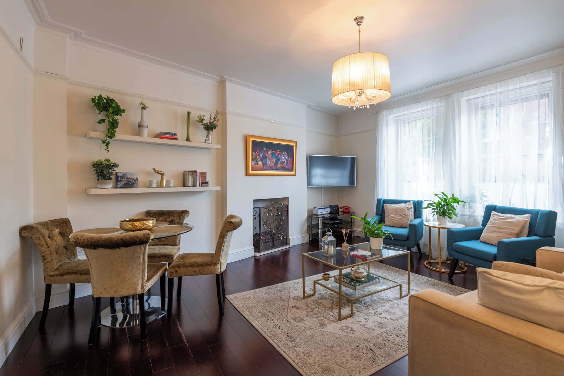 Fernseher, Kamin, Bücher