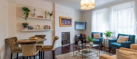 TV, caminetto, libri