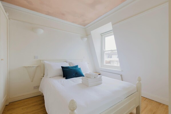 1 habitación, tabla de planchar con plancha, internet y ropa de cama 