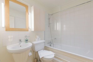 Shower, hair dryer - Chic 1BD Retreat in the Heart of Earl's Court (Greater London)