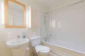 Shower, hair dryer - Chic 1BD Retreat in the Heart of Earl's Court (Greater London)