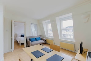 1 habitación, tabla de planchar con plancha, internet y ropa de cama 