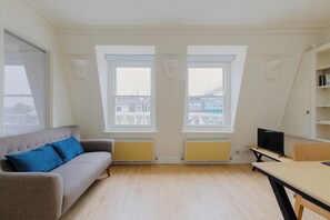 TV - Chic 1BD Retreat in the Heart of Earl's Court (Greater London)