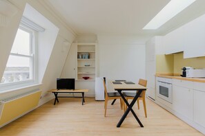 Coffee/tea maker, fridge, microwave, oven - Chic 1BD Retreat in the Heart of Earl's Court (Greater London)