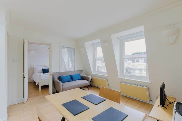 1 bedroom, iron/ironing board, internet, bed sheets