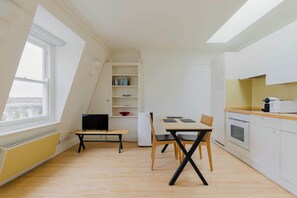 Fridge, microwave, oven, stovetop - Chic 1BD Retreat in the Heart of Earl's Court (Greater London)