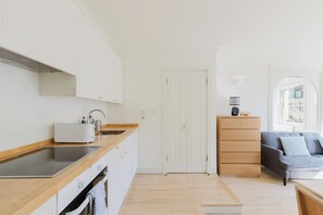 Kylskåp, mikrovågsugn, ugn och spishäll
