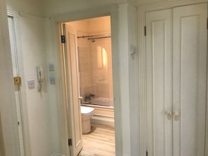 Douche, sèche-cheveux