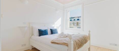 1 slaapkamer, een strijkplank/strijkijzer, internet, beddengoed