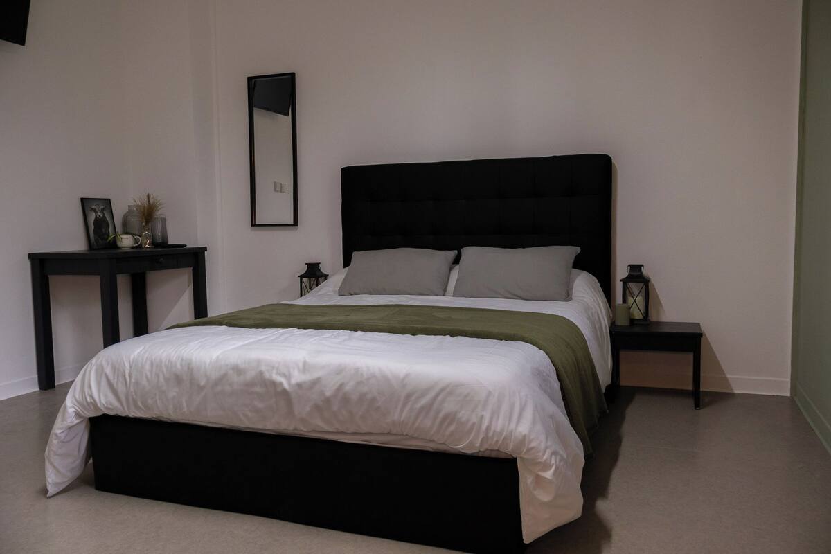 Classic Twin Room, Garden View | Desk
