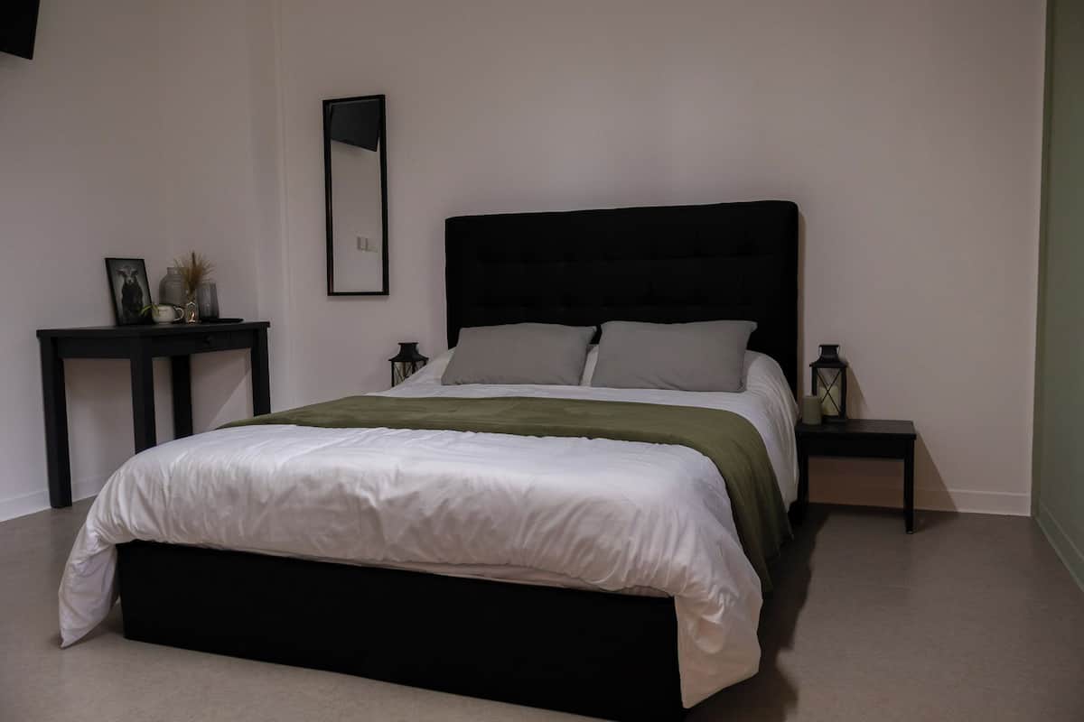 Classic Twin Room, Garden View | Desk