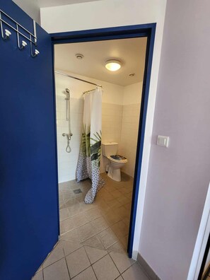 Classic-Doppelzimmer, Gartenblick | Badezimmer | Dusche, Handtücher, Toilettenpapier