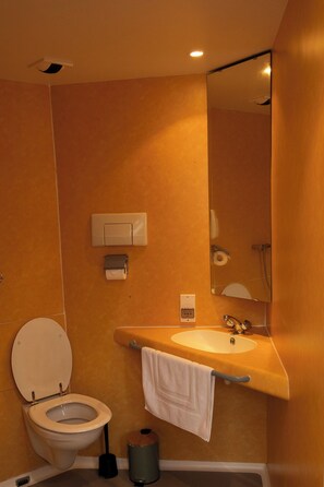 Classic Twin Room, Garden View | Bathroom - Domaine de Sangayrac (Saint-Amans-des-Cots)