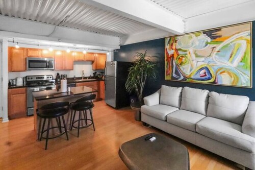 Modern 1BR Midtown Omaha, Garage for 2, Rooftop, W/D, Smart TV, 1 Gbps